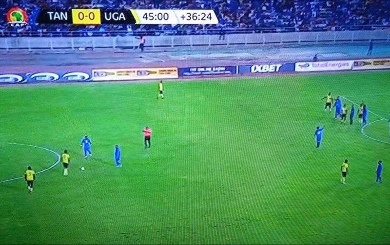 حكم مباراة تنزانيا وأوغندا يحتسب 38 دقيقة وقت بدل ضائع في الشوط الأول