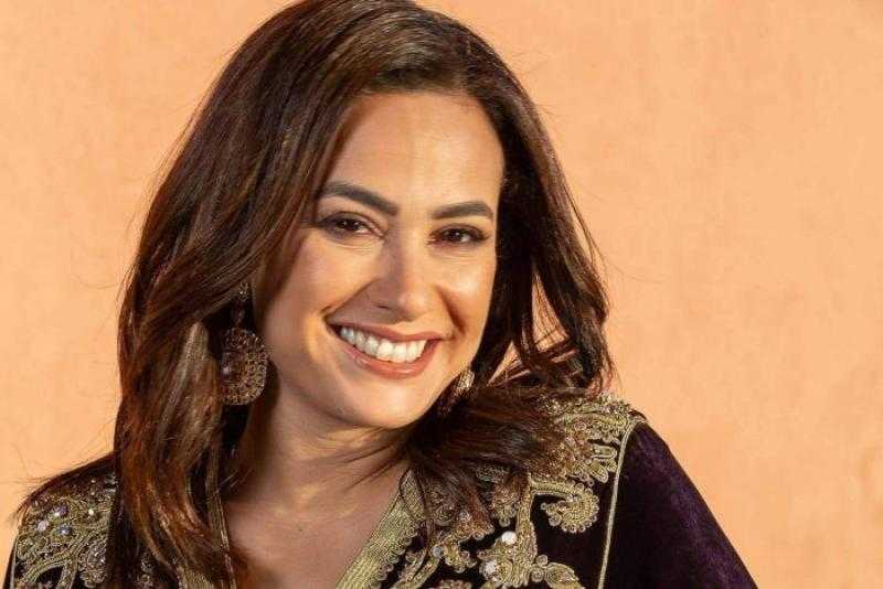 هند صبري تخطف الأنظار بلوك كاجوال أنيق