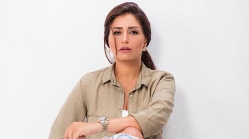 منة فضالي باكية: «أمي فقدت بصرها»