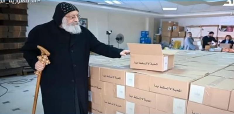 البابا تواضروس يشارك في تعبئة كراتين رمضان.. وأحمد موسى: «مبيحصلش إلا في مصر».. فيديو