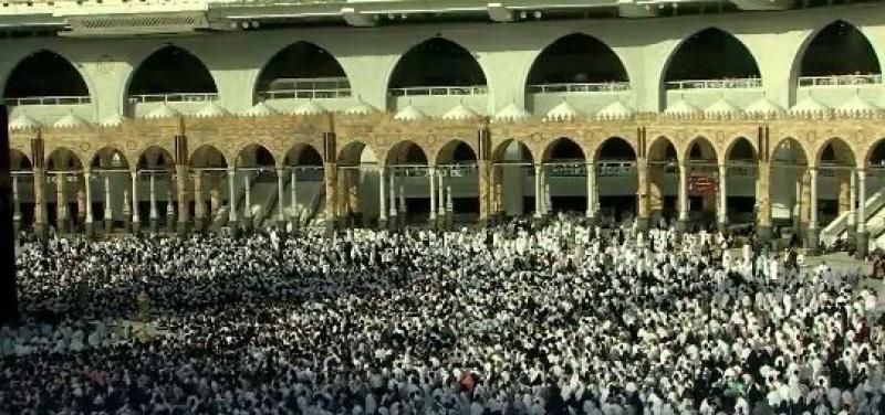 شاهد.. زحام لافت أمام الكعبة المشرفة في ثامن أيام رمضان