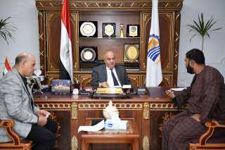 محافظ قنا يواصل استقبال المواطنين بمكتبه لبحث شكواهم