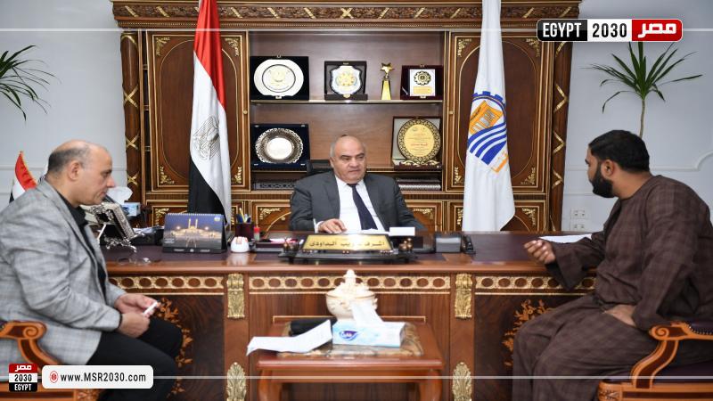 محافظ قنا يستقبل المواطنين