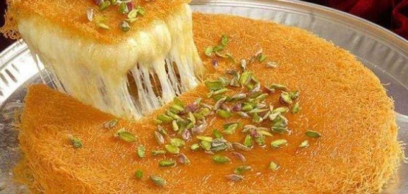 الكنافة والقطايف.. طبق الحلويات الرئيسي على مائدة رمضان.. «فيديو»