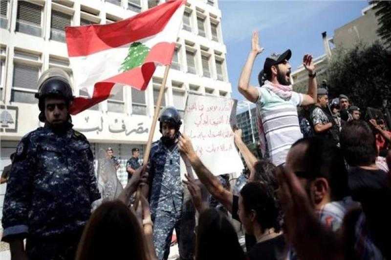 إغلاق شارع حيوي وحرق إطارات السيارات..  مظاهرات بمحيط بمصرف لبنان «فيديو»
