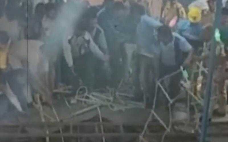 شاهد.. عشرات القتلى والمصابين بعد انهيار سقف بئر مدرج في الهند