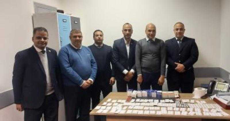 جمارك مطار القاهرة تضبط راكبًا بحوزته 890 قرصًا من عقار الترامادول المخدر