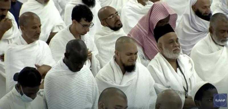 شاهد.. دموع المصلين تفيض بالخشوع وقت دعاء السديس في المسجد الحرام