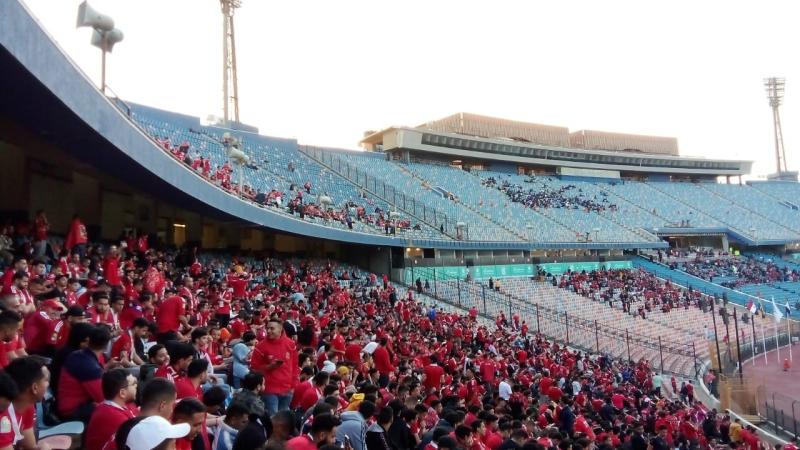 عضو إدارة الأهلي يكشف حقيقة منع دخول الأكل والمياه لـ استاد القاهرة