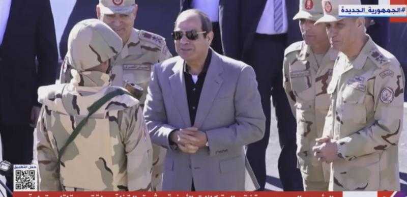 السيسي لمجند بشرق القناة: «كنت بنزل إجازة 5 أيام كل 40 يوم»