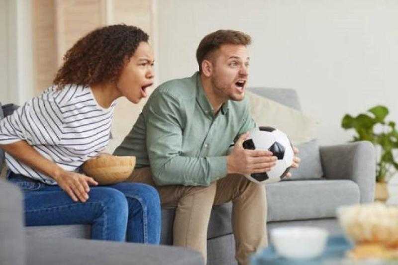 قبل مباراة الأهلى.. إليكِ نصائح للتعامل مع زوجك في حالة خسارة فريقه المفضل