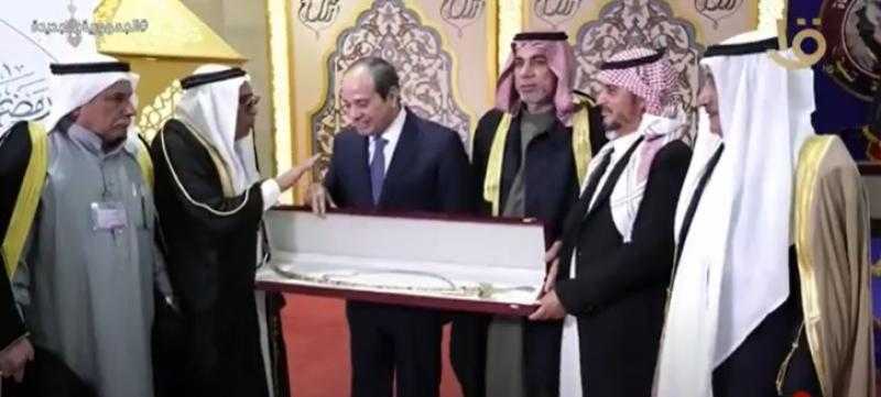 شاهد.. مشايخ قبائل سيناء تُقدم هدية تذكارية للرئيس السيسي