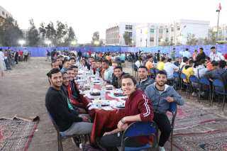 قيادات جامعة الأزهر يشاركون الطلاب المغتربين الإفطار الجماعي