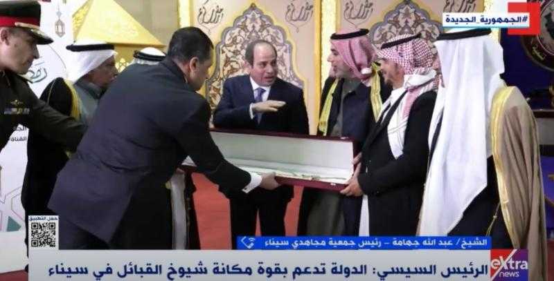 شاهد.. أحد مشايخ سيناء: قدمنا للرئيس السيسي «درع السيف» رمز الشهامة والفروسية