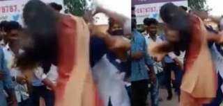 قتال عنيف بين طالبات في الجامعة بسبب الممثل الهندي رام شاران