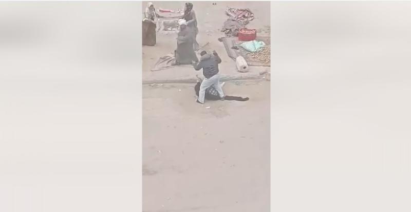 جريمة بشعة في نهار رمضان.. عاطل ينقض على طليقته بـ7 طعنات بسوق الخضار (فيديو)