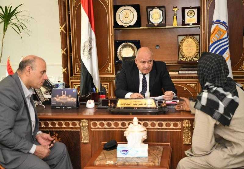 لبحث شكواهم.. محافظ قنا يستقبل عددا من المواطنين بمكتبه