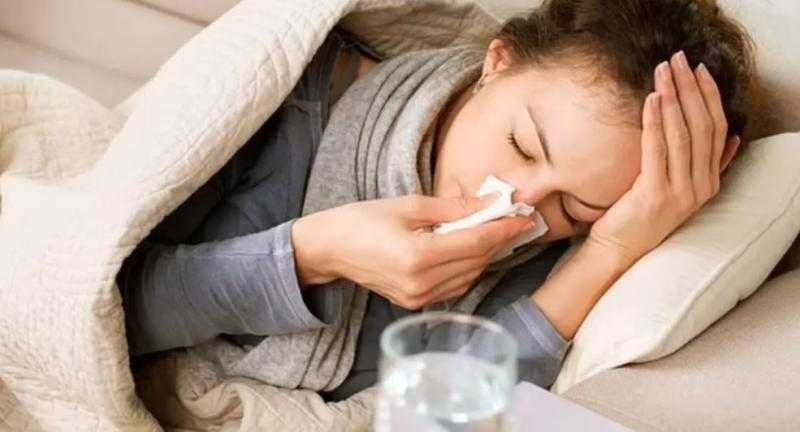 حسام موفي يكشف الفرق بين البرد والإنفلونزا في كلمة واحدة.. فيديو