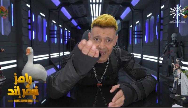 رامز جلال يسخر من أمينة شلباية: «لابسه صاجات في ودنها»