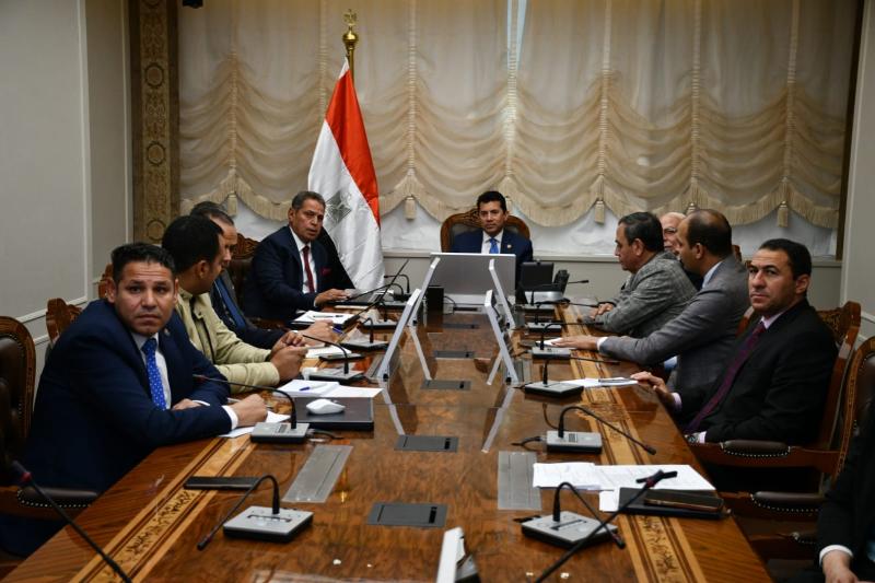 وزير الرياضة يعقد اجتماعاً مع اللجنة العلمية لكابيتانو مصر