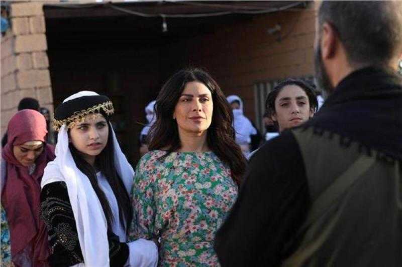 طارق لطفى يبيع صبا مبارك بـ سوق السبايا في ”ليلة السقوط”