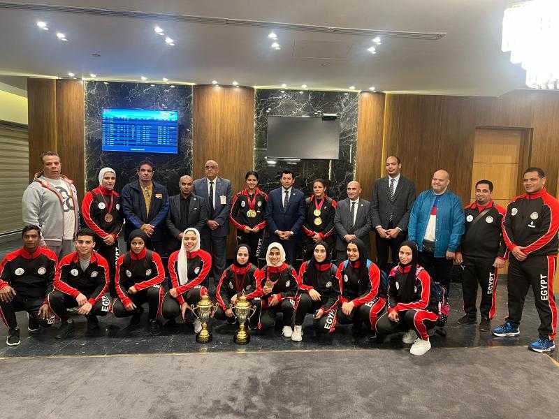 وزير الرياضة يستقبل بعثة منتخب مصر لرفع الأثقال في مطار القاهرة