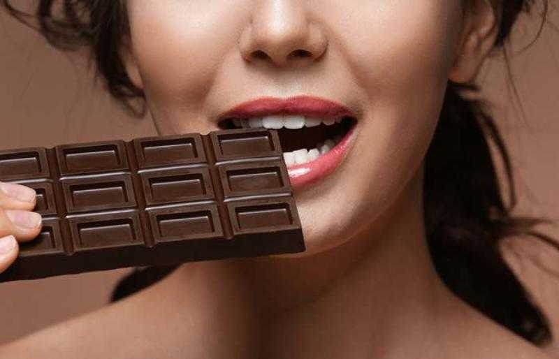يمنحك الشعور بالسعادة وتقليل الكريسترول.. فوائد تناول الشكولاتة الداكنة