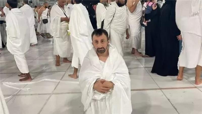 شاهد.. «كوكسال بابا» يؤدي مناسك العمرة