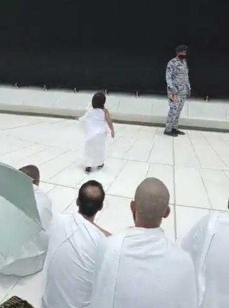 شاهد.. طفل يحاول لمس الكعبة المشرفة.. وردة فعل غير متوقعة من رجال الأمن