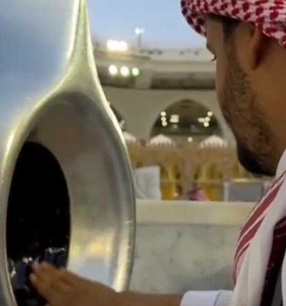 شاهد.. لحظة تطييب الحجر الأسود والكعبة المشرفة بدهن العود