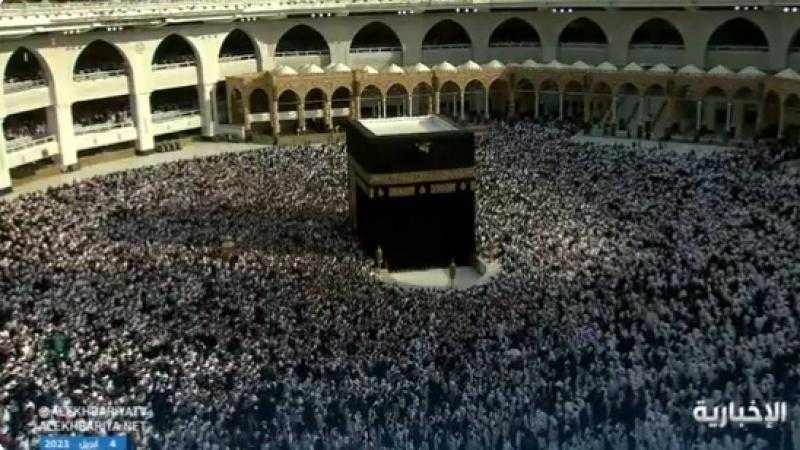 شاهد .. ضيوف الرحمن يملؤون صحن الكعبة قبل دقائق من صلاة المغرب