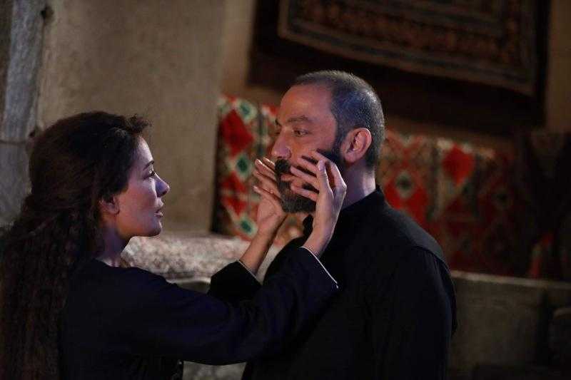 كندة حنا تحاول اغتيال طارق لطفي.. وصبا مبارك تنقذه في ”ليلة السقوط”