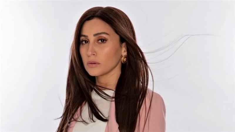 انهيار دينا الشربيني في جنازة والدها