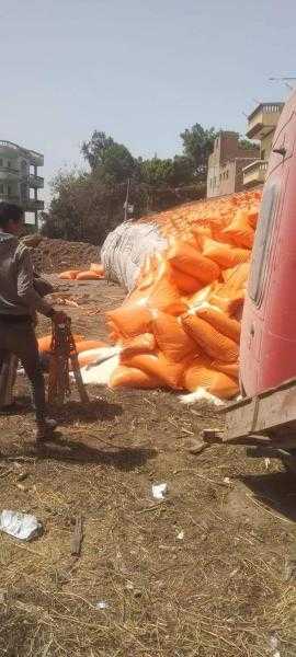 انقلاب سيارة تريلا محملة بـ60 طن أسمدة بالدقهلية