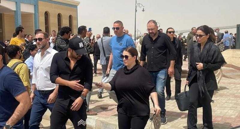 جنازة والد دينا الشربيني بحضور نجوم الفن .. صور