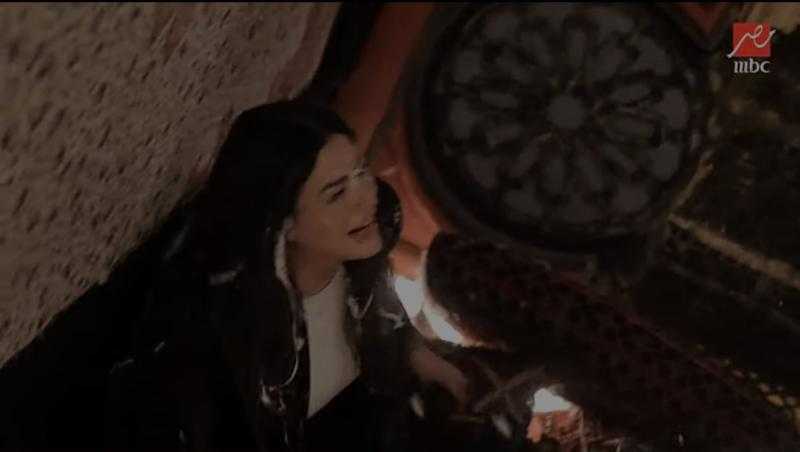 «مسفلتة حواجبها ولابسة جزمة أبوها».. رامز جلال يسخر من هنادي مهنا