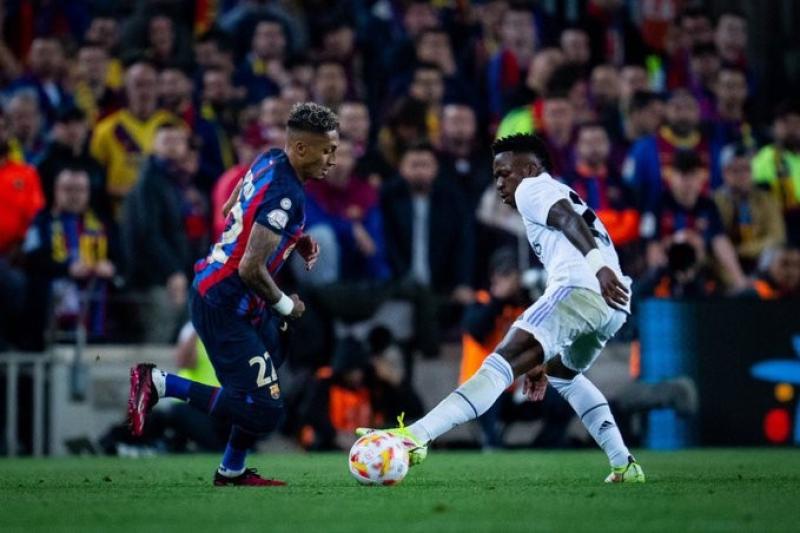 ريال مدريد يتقدم على برشلونة في الشوط الأول