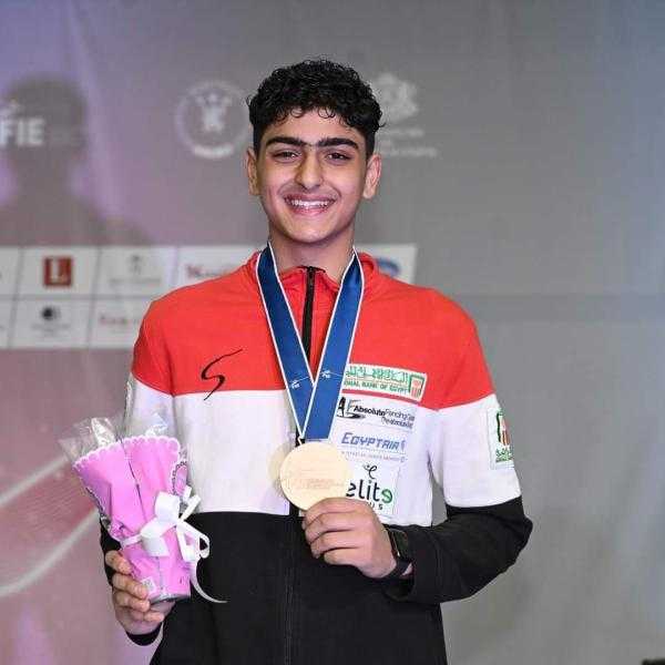 وزير الرياضة يهنئ عبدالرحمن طلبة ببرونزية بطولة العالم للسلاح