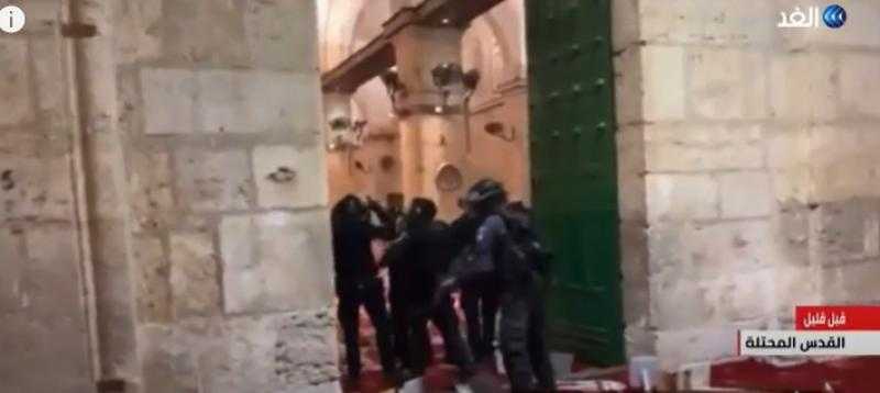 شاهد.. إسرائيل تُعزز تواجدها العسكري في البلدة القديمة بعد اقتحام الأقصى