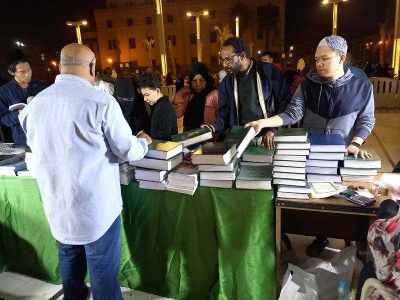 إقبال على إصدارات وزارة الأوقاف بمعرض الكتاب بمسجد الإمام الحسين بالقاهرة