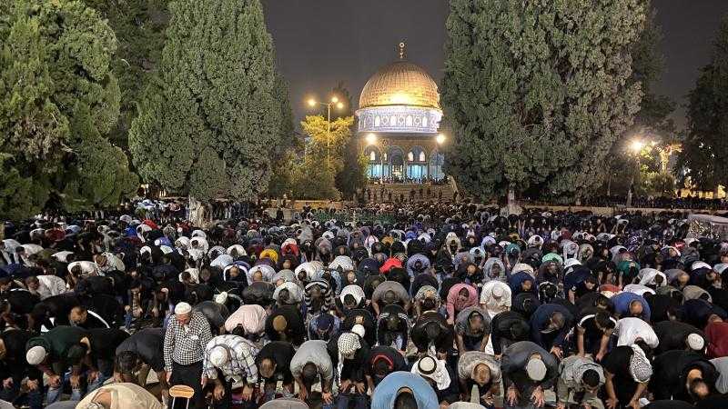 شاهد.. 20 ألف شخص يؤدون صلاة العشاء وقيام ليلة نصف رمضان في المسجد الأقصى