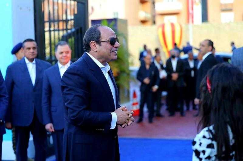 شاهد.. لحظة وصول الرئيس السيسي إلى مدينة الأسمرات لحضور إفطار الأسرة المصرية