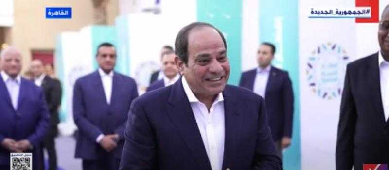 شاهد.. الرئيس السيسي يتفقد معرض الأسر المنتجة بمدينة الأسمرات