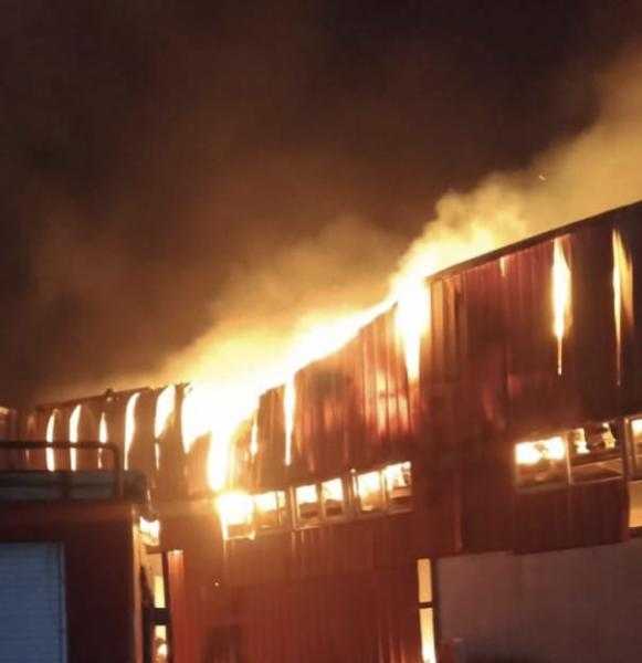 12 سيارة إطفاء للسيطرة على حريق هائل بثلاجة فاكهة في البحيرة