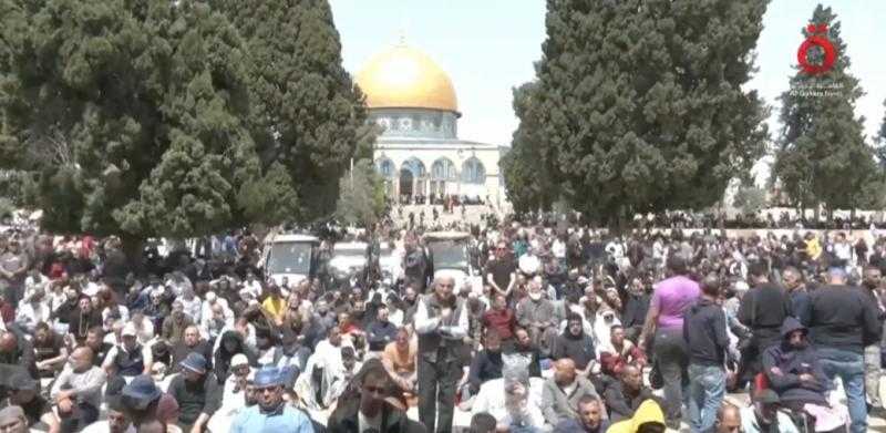بعد الاعتداء الأخير.. شاهد مئات الفلسطينيين يؤدون صلاة الجمعة في باحات المسجد الأقصى