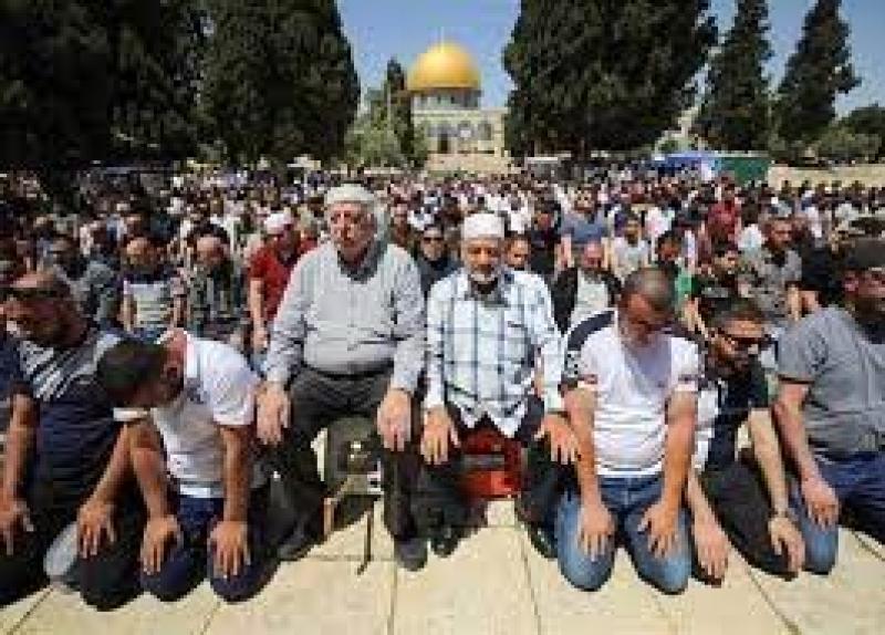 شاهد..  محيط المسجد الأقصى عقب أداء 130 ألف فلسطيني لصلاة الجمعة