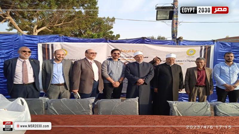 رئيس جامعة الأزهر خلال متابعته الإفطار