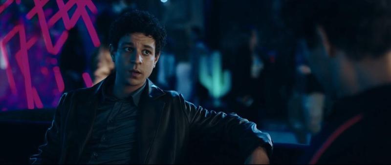 صندوق غامض أمام أحد المنازل في أحداث الحلقة الأولى من مسلسل الصندوق