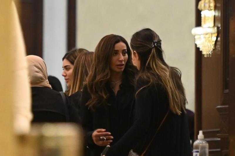 نجوم الفن والإعلام في عزاء والد دينا الشربيني بمسجد المشير طنطاوي «صور»