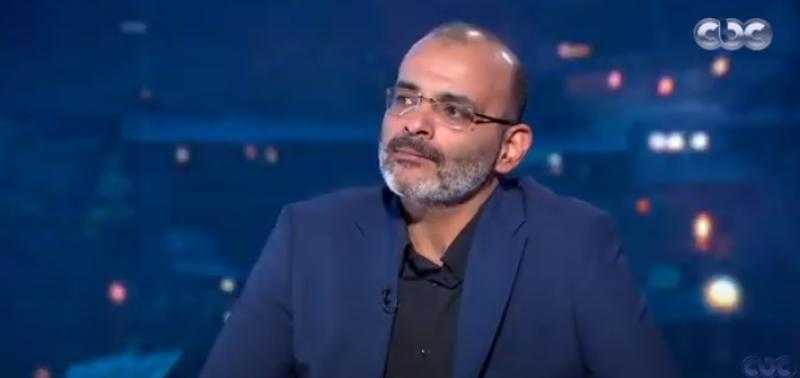 أيمن بهجت قمر يروى معاناة والدته: «عاشت ظروفًا قاسية جدًا» - فيديو